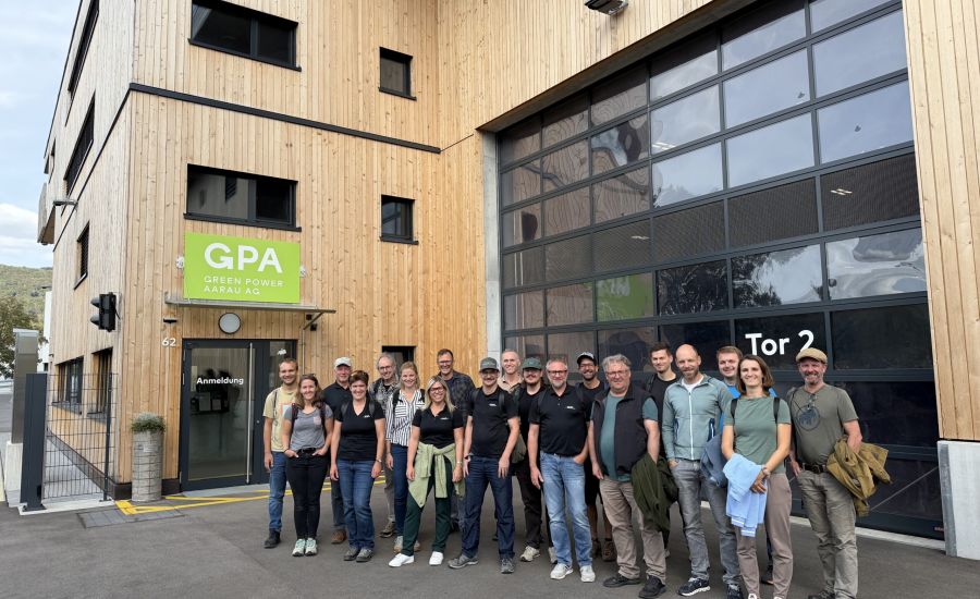 Team der IPSO ECO AG vor dem Gebäude der Green Power Aarau AG beim Herbstevent 2026