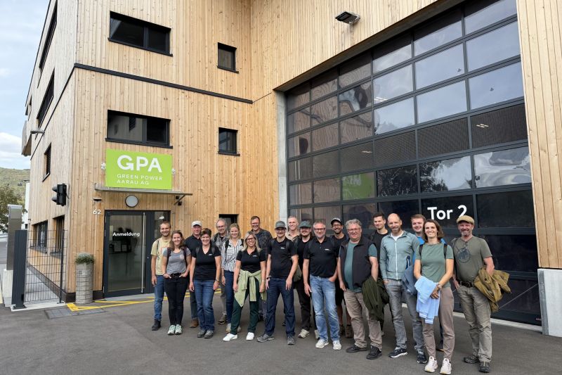Team der IPSO ECO AG vor dem Gebäude der Green Power Aarau AG beim Herbstevent 2026