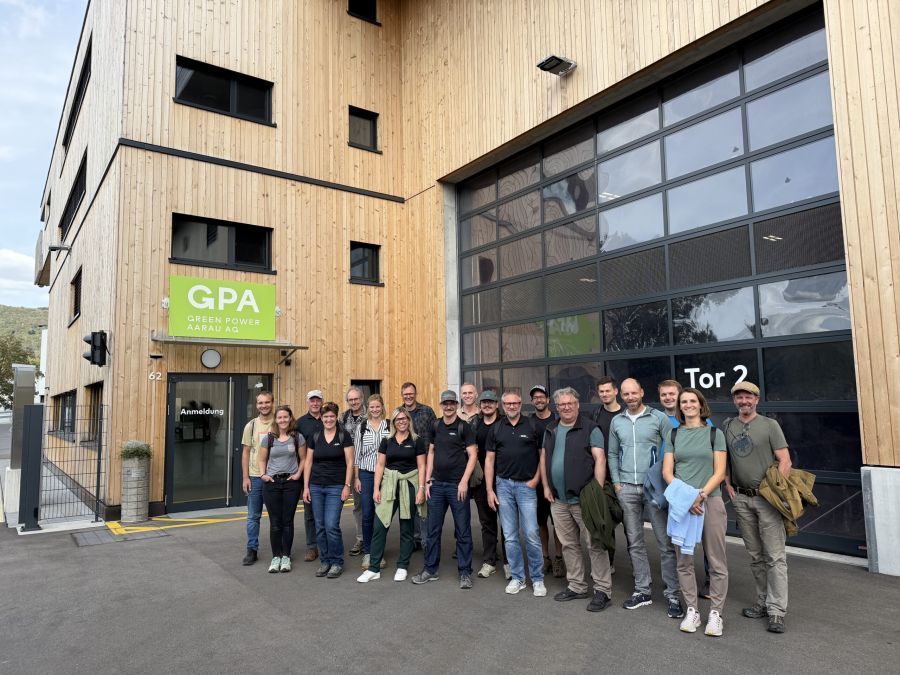 Team der IPSO ECO AG vor dem Gebäude der Green Power Aarau AG beim Herbstevent 2026