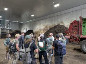 Führung durch die Annahmehalle der Biogasanlage Telli mit angeliefertem Grüngut