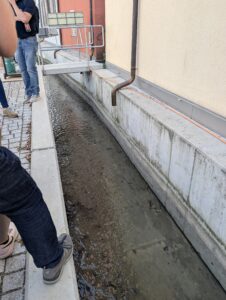Offener Wasserkanal in Aarau während der Führung Wasser in Aarau, einst und heute