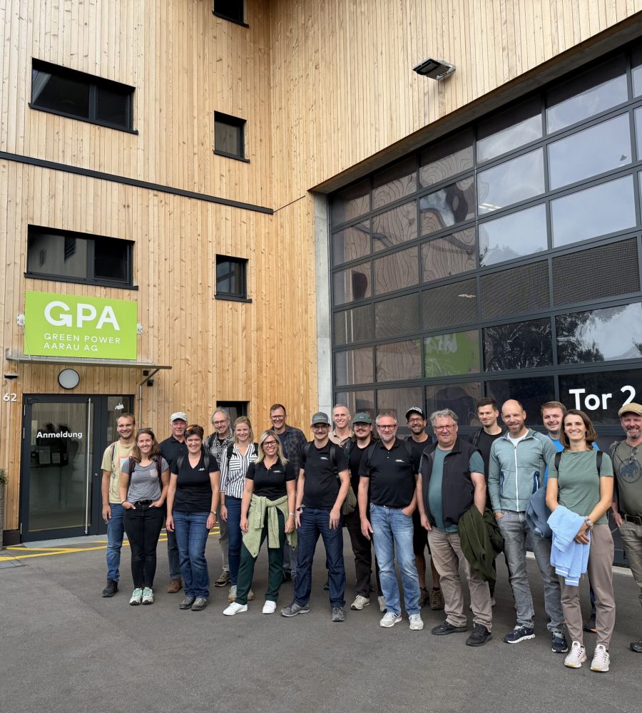 Team der IPSO ECO AG vor dem Gebäude der Green Power Aarau AG beim Herbstevent 2026