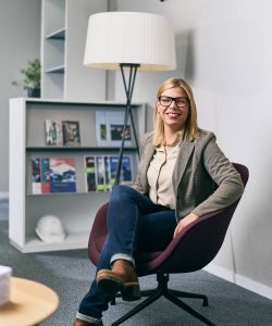 Porträt von Melanie Hohl, Leiterin Finanzen und Services bei IPSO ECO