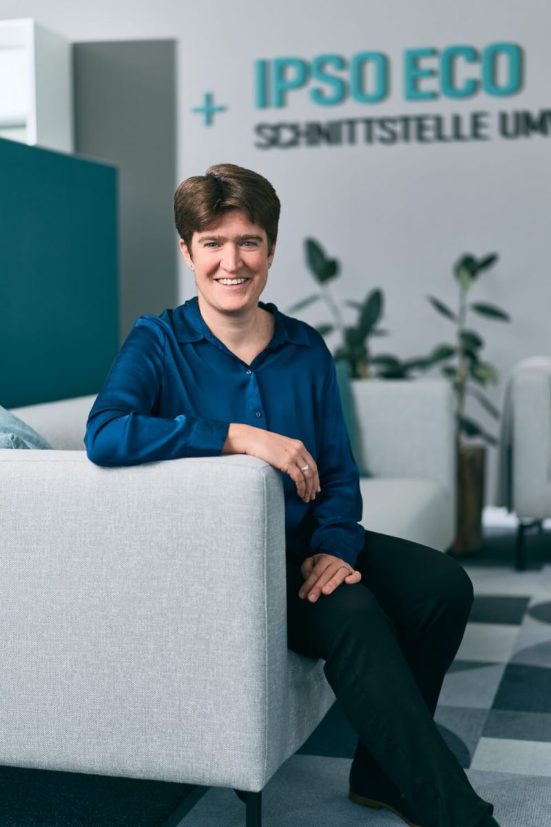 Porträt von Thekla Scherer, stellvertretende Geschäftsführerin und Bereichsleiterin Umwelt Excellence bei IPSO ECO