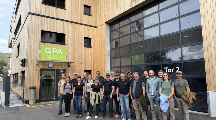 Team der IPSO ECO AG vor dem Gebäude der Green Power Aarau AG beim Herbstevent 2026